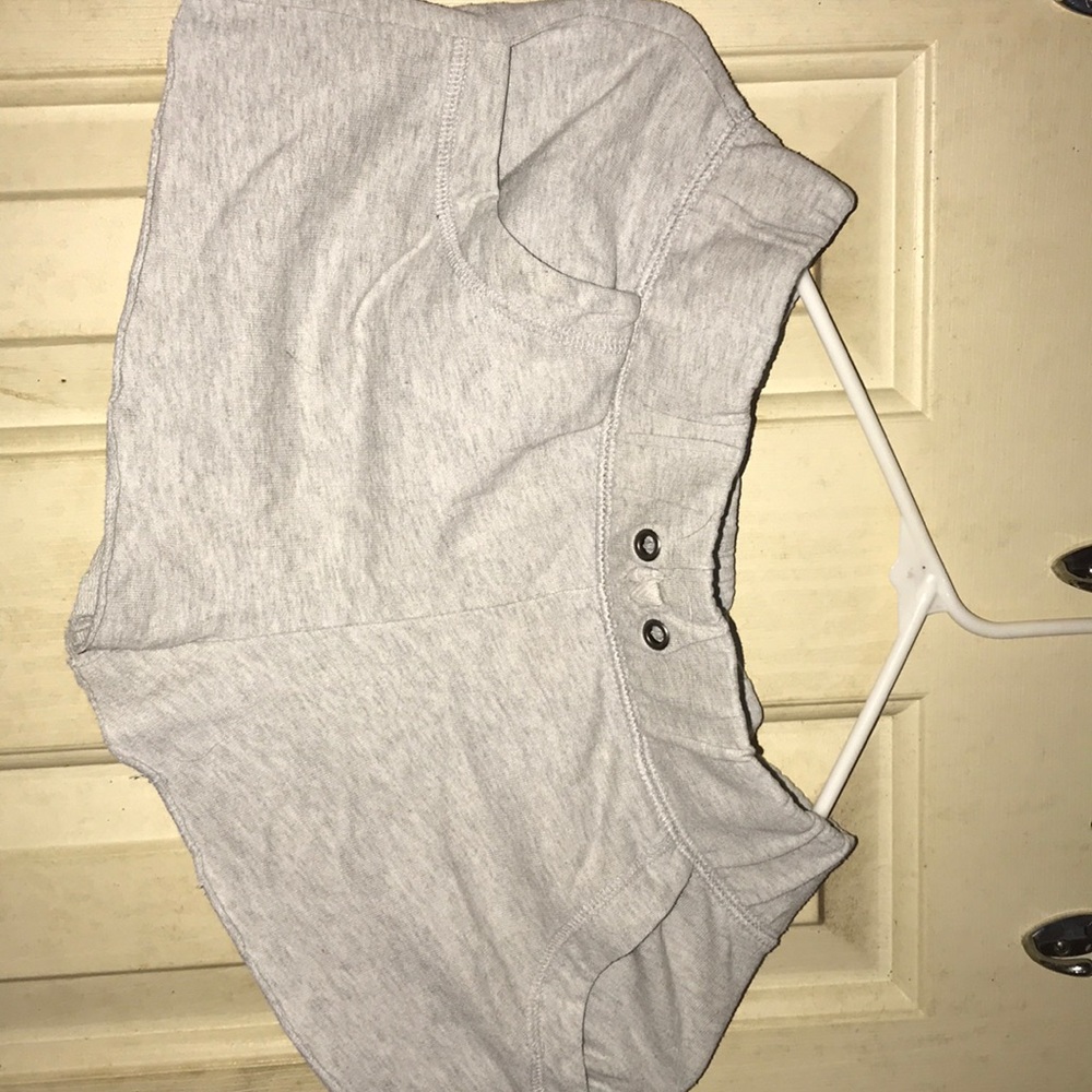 grey shorts